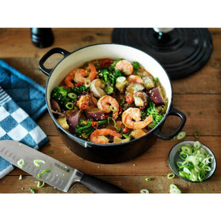 Load image into Gallery viewer, Bk bourgogne braadpan gietijzer 24cm 4.2l - inductie braadpan - gietijzeren braadpan - ovenbestendig tot 230 graden - deksel met druipringen - wit geëmailleerde binnenkant - zwart