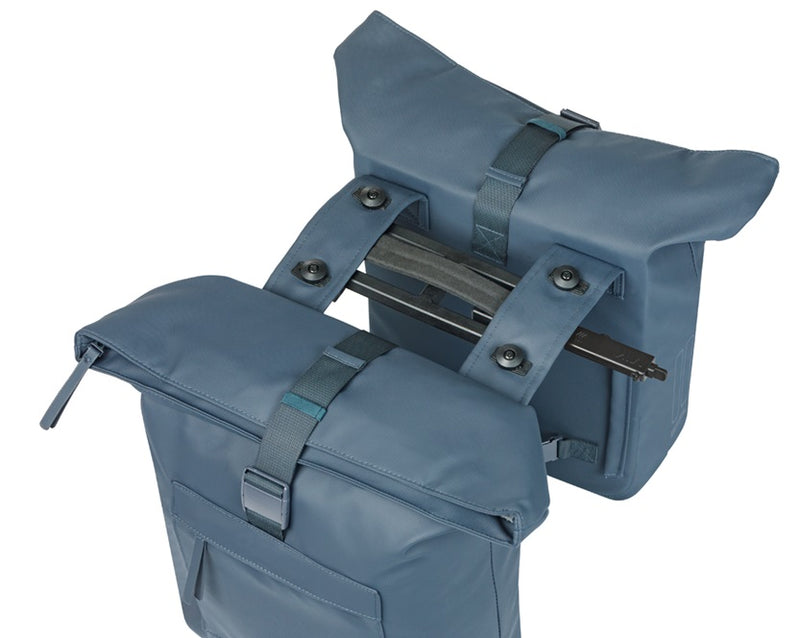 Load image into Gallery viewer, Basil dubbele fietstas brooklyn mik 41l 14 x 30 x 37 cm - blauw