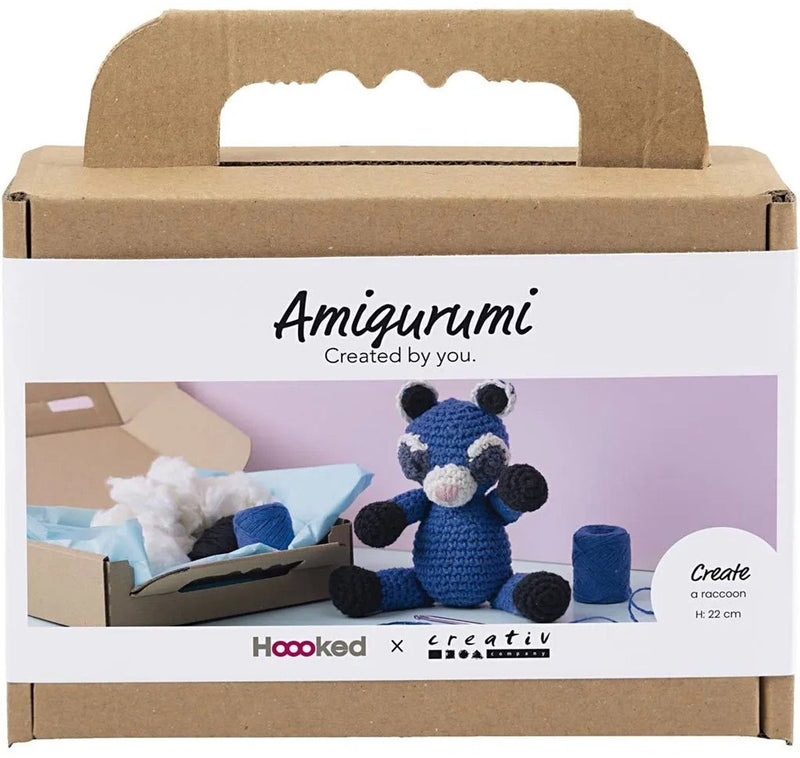 Afbeelding laden in galerijviewer, Creativ company https: www.cchobby.nl hobbyset-amigurumi-wasbeer-zwart-blauw-1-doos
