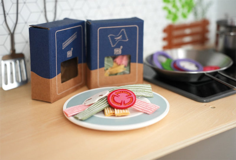 Afbeelding laden in galerijviewer, Small foot - houten speeleten pasta chef set, 19dlg.