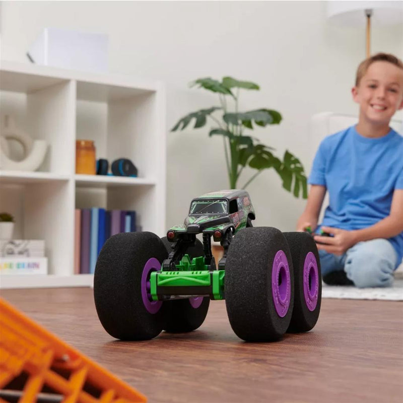 Afbeelding laden in galerijviewer, Monster Jam Monster Jam RC Grave Digger Ramp Champ 1:16