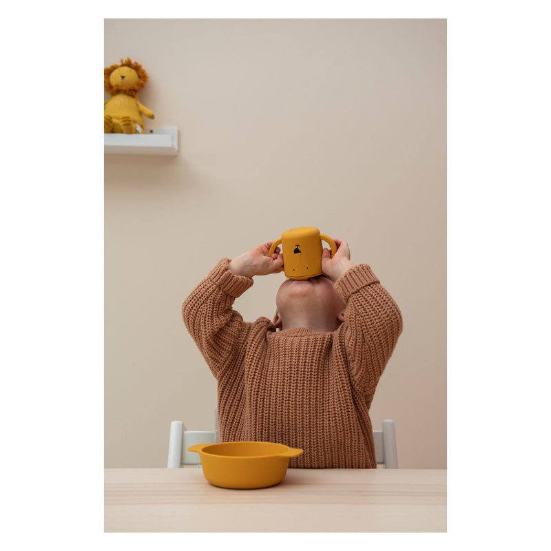 Load image into Gallery viewer, Trixie tuitbeker - mr. lion - drinkbeker voor baby - antilek beker - voor baby's vanaf 4 maanden - van siliconen - geschikt voor de vaatwasser