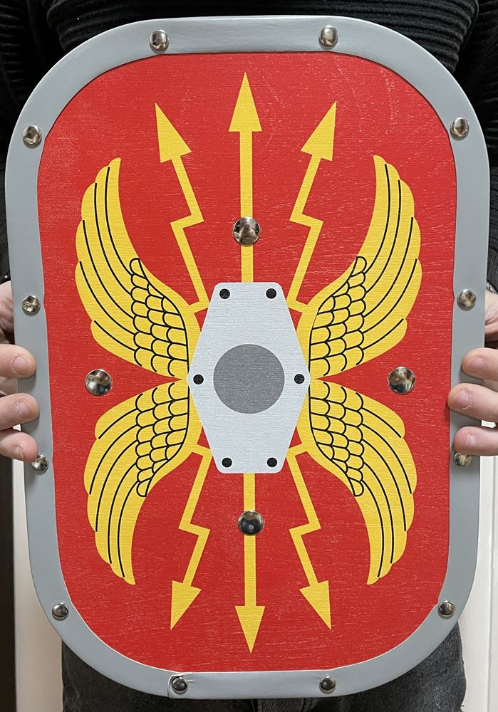 Load image into Gallery viewer, Woodsy houten romeins schild. 26x39 cm.