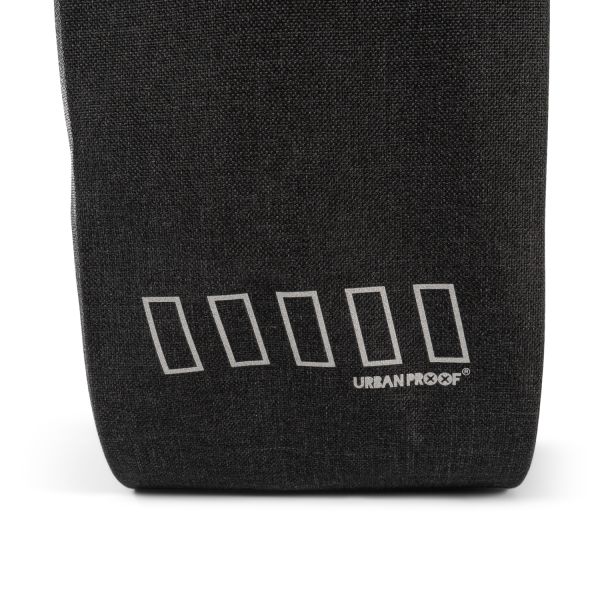 Afbeelding laden in galerijviewer, Urbanproof urban proof single district tas 20l zwart recycled