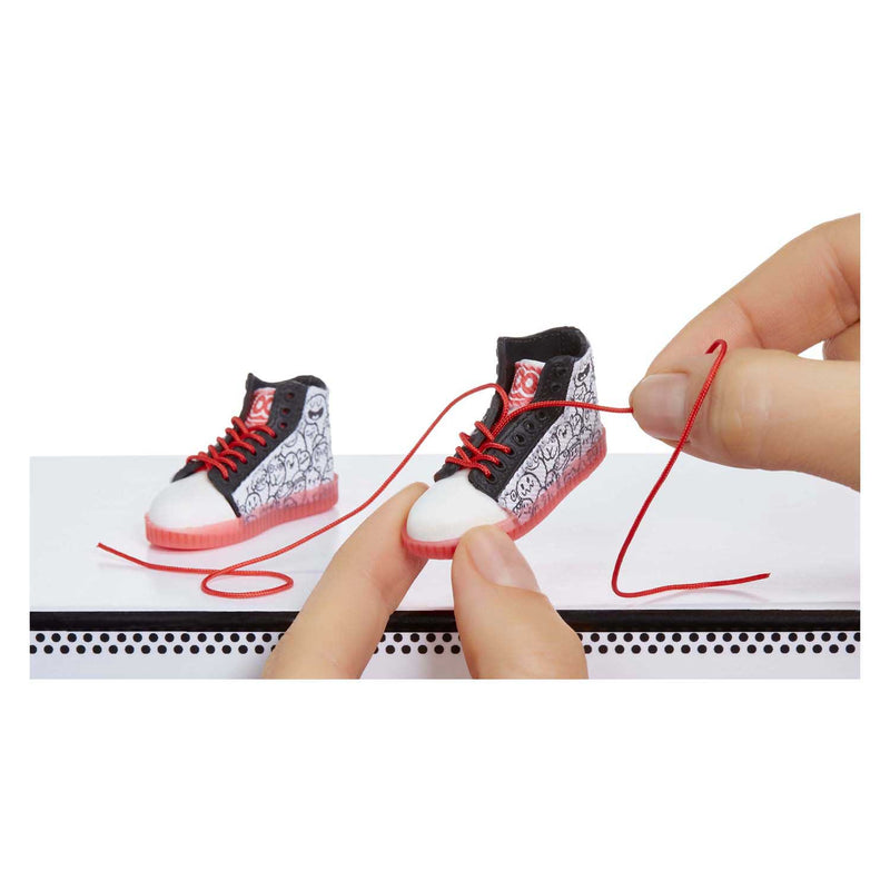 Load image into Gallery viewer, Miniverse make it mini sneakers - knutselset – ontwerp mini sneakers met accessoires