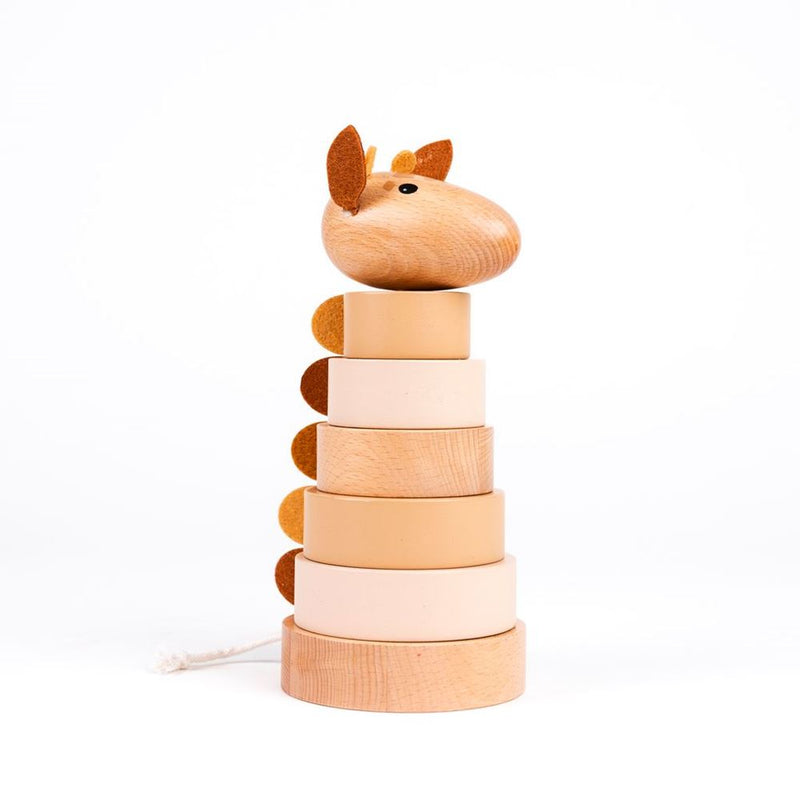 Load image into Gallery viewer, Houten stapel giraffe leonie. 21x10x10