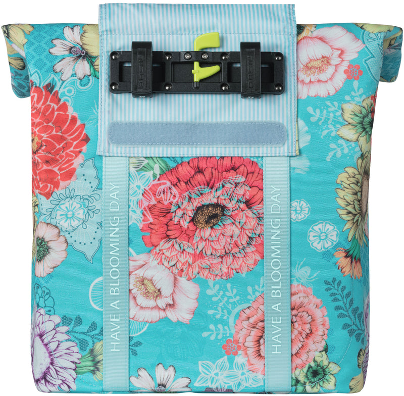 Load image into Gallery viewer, Basil Bloom Field fietsshopper, gerecycled PET, waterdicht, verstelbare schouderriem, laptopvak, 15-20L, sky blue