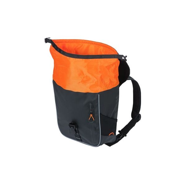 Load image into Gallery viewer, Basil Miles Tarpaulin Fietsrugzak - Waterdichte zwarte rugzak voor mannen en vrouwen, 17 liter inhoud