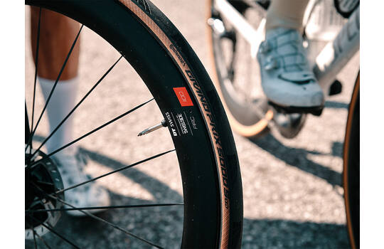 Afbeelding laden in galerijviewer, Continental Grand Prix raceband 700x25C, zwart bruin, tubeless, 25-622 ETRTO