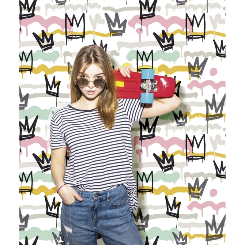 Load image into Gallery viewer, Noordwand behang friends coffee sith graffity and crowns zwart wit