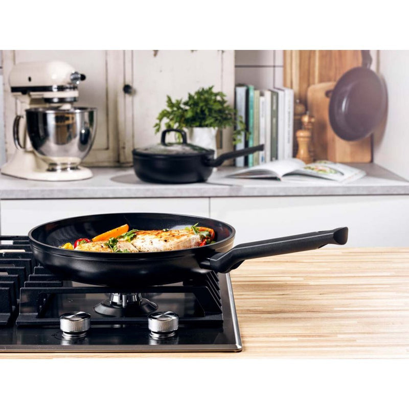 Load image into Gallery viewer, Bk easy induction koekenpan 20cm - pfas-vrije antikleeflaag - koekenpan inductie - keramische pan - ovenbestendig tot 160°c - koudgrepen - zwart