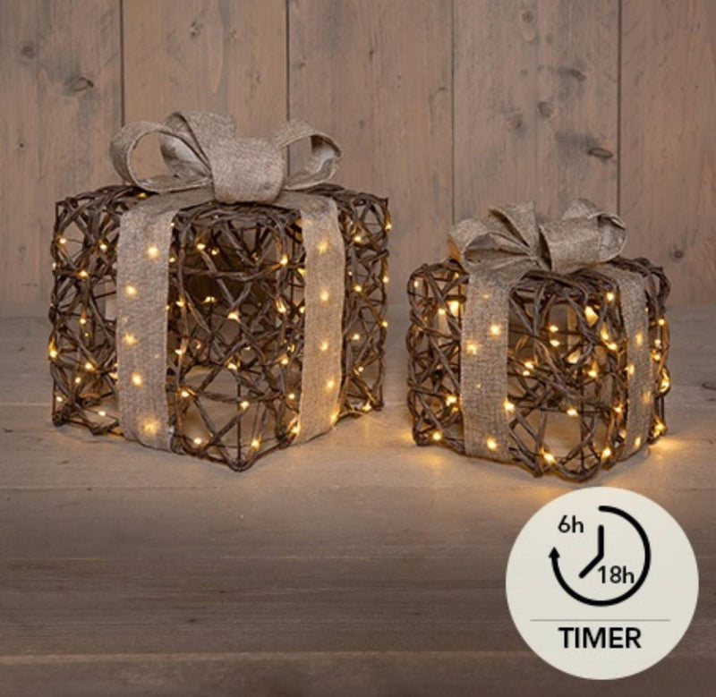 Load image into Gallery viewer, Anna's collection verlichte cadeaudoosjes set van 2 50 led classic warm 15x15x17cm 20x20x23cm werkt op 3xaa batterijen met timer