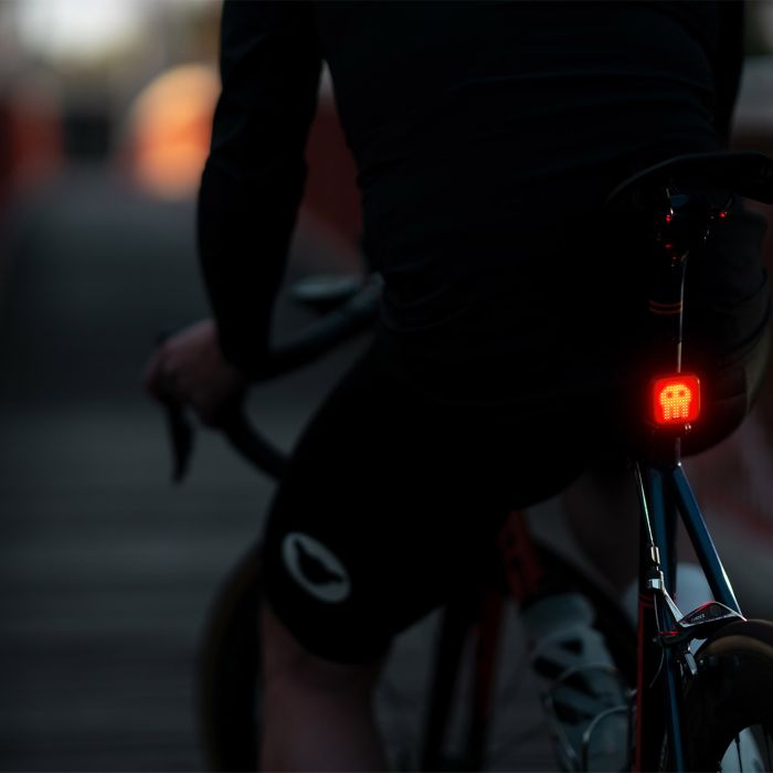 Load image into Gallery viewer, Knog blinder rear - skull - black