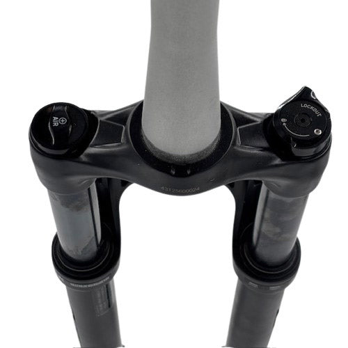 Afbeelding laden in galerijviewer, Rockshox voorvork judy silver 29 t100 disc tap. qr zwart oem