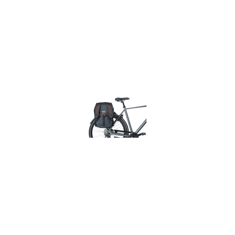 Load image into Gallery viewer, Basil Miles Tarpaulin Fietsrugzak - Waterdichte zwarte rugzak voor mannen en vrouwen, 17 liter inhoud