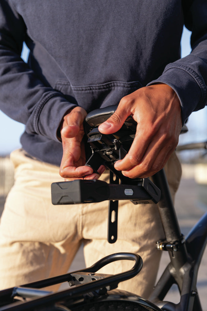 Afbeelding laden in galerijviewer, Abus sh-sf adapter for saddle mount incl. rain cover