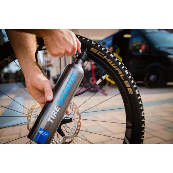 Load image into Gallery viewer, Schwalbe tire booster luchtpomp tubeless incl montage riem 6080.01