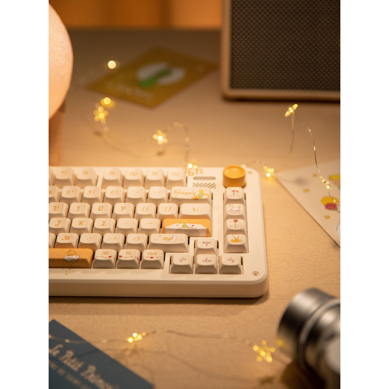 Afbeelding laden in galerijviewer, Iqunix zx75 sunset ponder wireless mechanical keyboard (lichtgeel, us lay-out (qwerty), iqunix silent rose, 75%, rgb leds, hot-swappable, double-shot pbt, 2.4ghz | bluetooth 5.1 | usb-c)