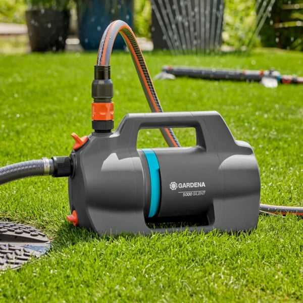 Load image into Gallery viewer, Gardena besproeiingspomp 5000 silent set met slang en aanzuigunit (donkergrijs turquoise, 9081-20 | pomp | 20 m slang | 3,5 m aanzuigunit)