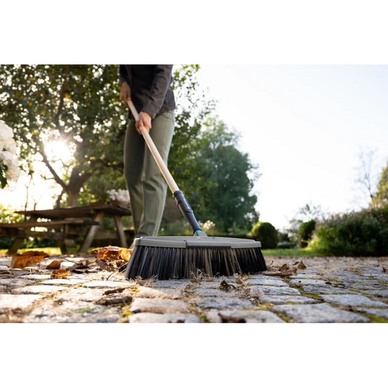 Load image into Gallery viewer, Gardena pureline straatbezem fsc 100% (houtkleur zwart, 17311-20)