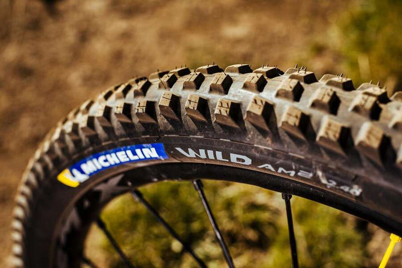 Load image into Gallery viewer, Michelin buitenband 27.5” – wild am2 – tlr (tubeless ready) – vouwband – etrto-maat: 66-584 – zwart