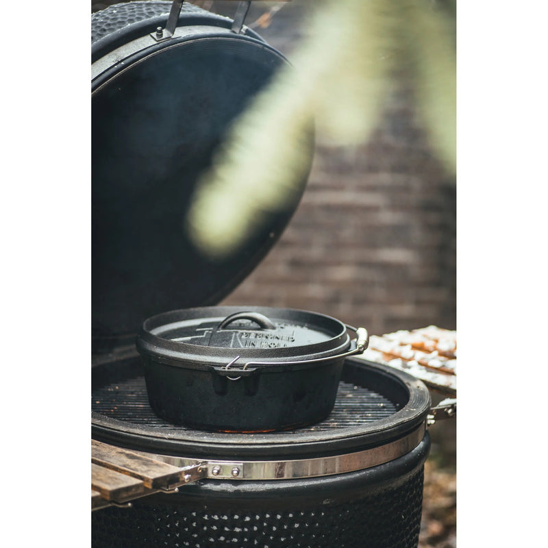 Afbeelding laden in galerijviewer, The windmill dutch oven 6 qt zonder pootjes kookpan (zwart, ø 31,5 cm | 5.9 liter)