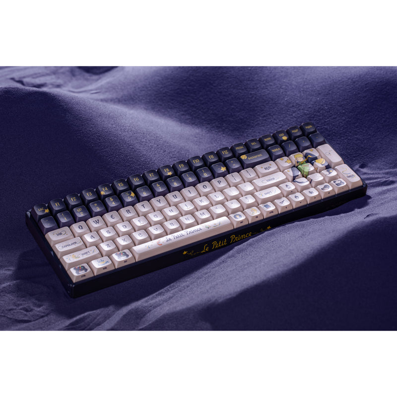 Afbeelding laden in galerijviewer, Iqunix f97 starry tryst rgb mechanisch gaming toetsenbord (donkerblauw, us lay-out (qwerty), iqunix little prince, 96%, rgb leds, hot-swappable, pbt, 2.4ghz | bluetooth 5.1 | usb-c)