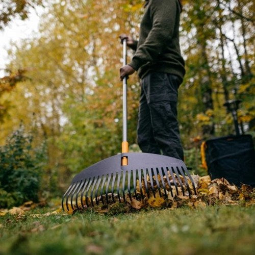 Afbeelding laden in galerijviewer, Fiskars ergonomic bladhark – 1076976