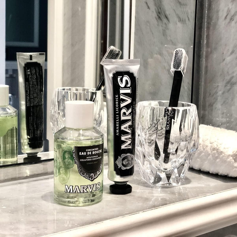 Load image into Gallery viewer, Marvis mondwater strong mint 120ml