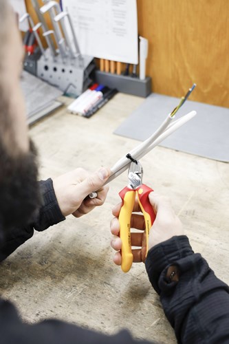 Load image into Gallery viewer, Wiha zijkniptang professional electric met dynamicjoint® | 160mm 6 1 2 | blisterverpakking - 43458 - 43458