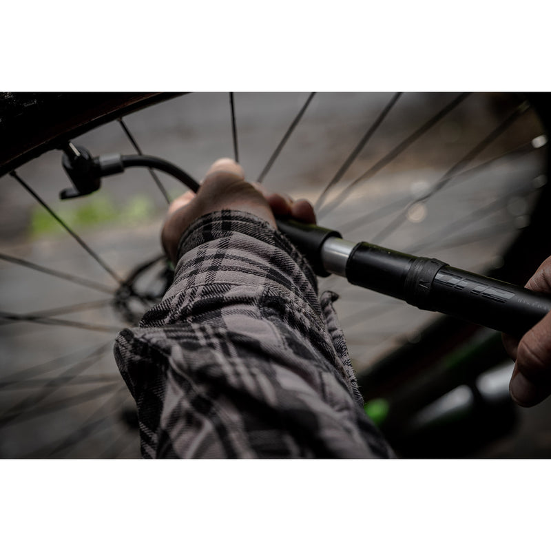 Load image into Gallery viewer, One handpomp 70 mini pump zwart