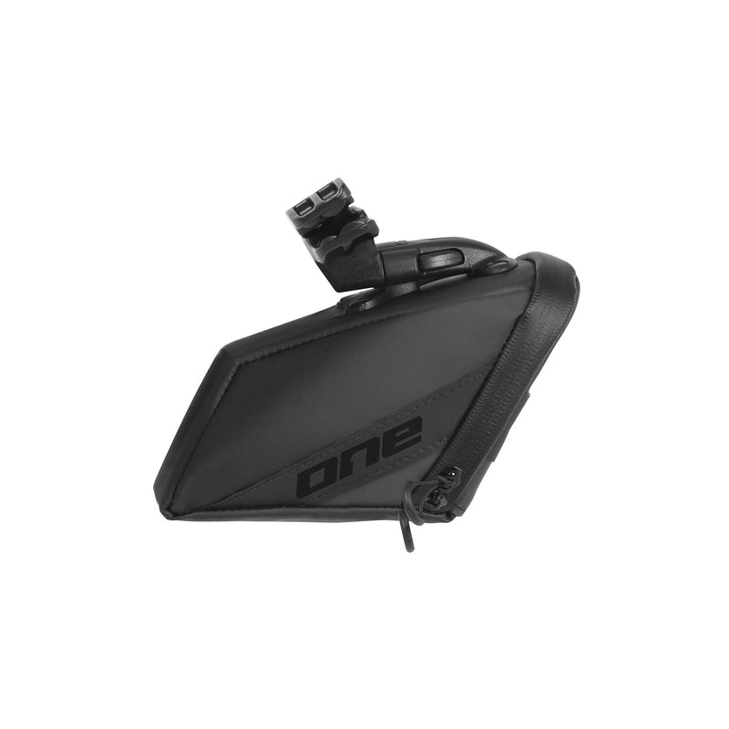 Load image into Gallery viewer, ONE One zadeltas 50 M (500ml) met quickrelease zwart