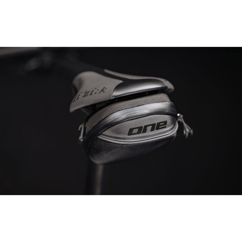 Load image into Gallery viewer, ONE One zadeltas 30 L (600ml) zwart