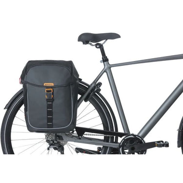 Basil dubbele fietstas miles tarpaulin mik 34 liter 13 x 25 x 37 cm - zwart oranje