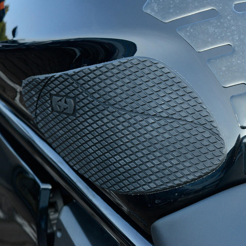 Load image into Gallery viewer, Oxford tankpads gripper tank pads silicone black on the side
