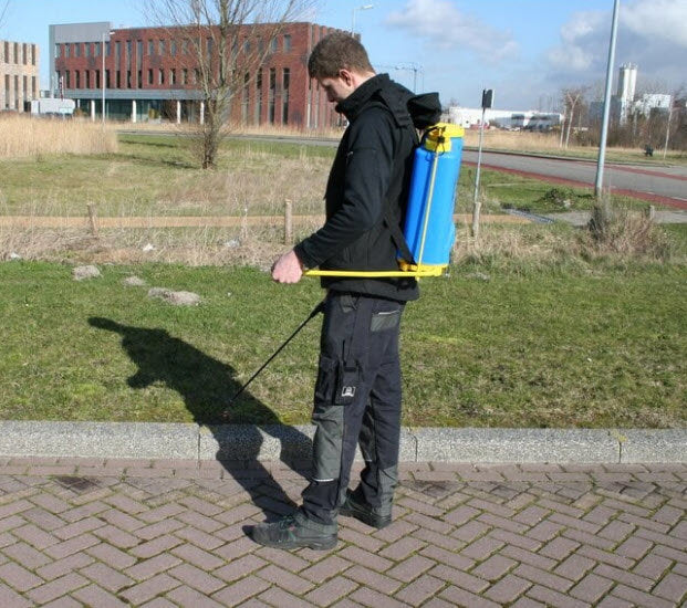 Afbeelding laden in galerijviewer, Producten rugspuit kunststof met zijzwengel 16 liter
