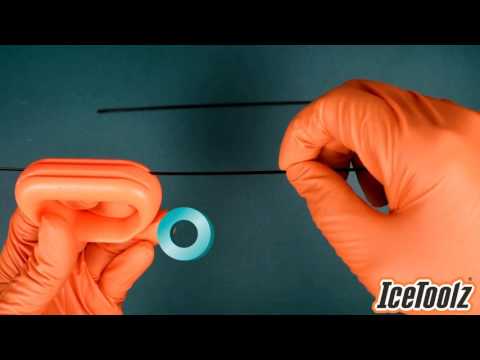 Load image into Gallery viewer, Spaakhouder IceToolz 12T4 om 0,9 en 2,0mm platte spaken te klemmen
