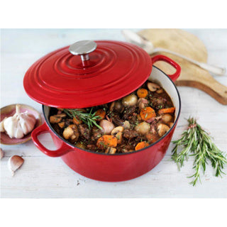 Bk bourgogne braadpan gietijzer 28cm 6.7l - inductie braadpan - gietijzeren braadpan - ovenbestendig tot 230 graden - deksel met druipringen - wit geëmailleerde binnenkant - chili red