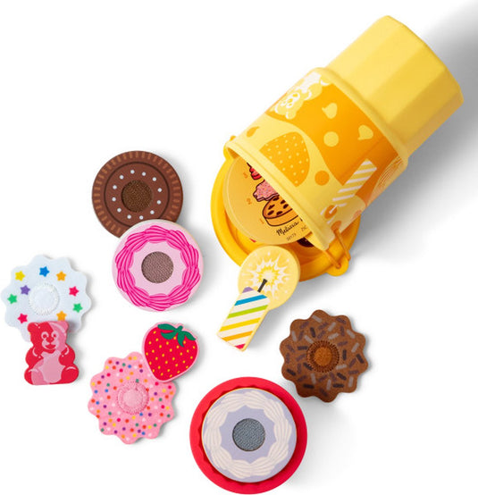 Melissa doug - play to go cake en koekjes speelset voor op reis in beker met friemeldeksel: 12 speelstukjes voor cupcakes, koekjes en laagjestaartjes, voor jongens en meisjes vanaf 3 jaar