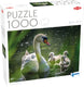 Tactic swan on lake with babies – puzzel – 1000 stukjes – zwanenfamilie in de natuur – rustgevende dierenfotografie – hoogwaardige scandinavische kwaliteit