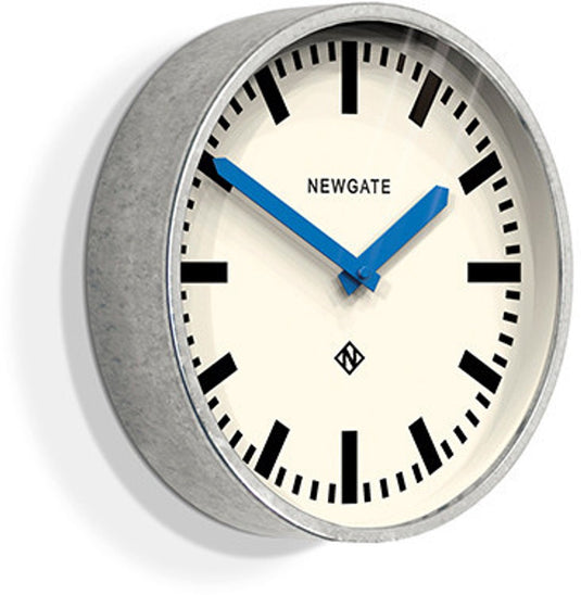Newgate luggage - wandklok - verzinkte uitvoering met blauwe wijzers