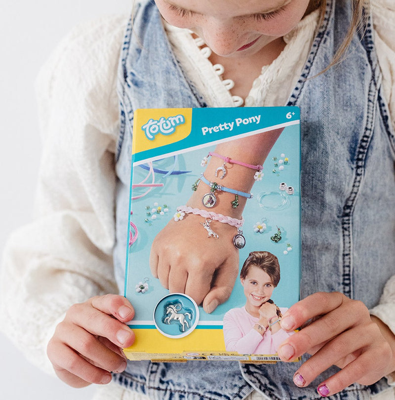 Afbeelding laden in galerijviewer, Totum pretty pony - knutselset paarden sieraden maken - bedel armbandjes maken met hoefijzer en paardenbedels - creatief speelgoed meisjes knutselset - cadeautip
