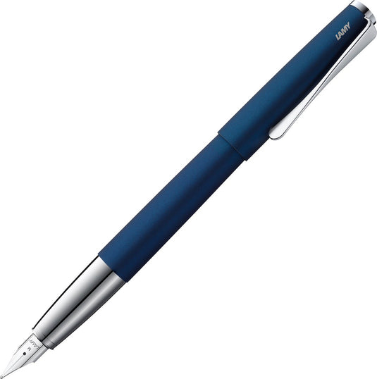 Lamy studio imperialblue vulpen – elegante, volledig metalen behuizing – met propellerclip en stalen penpunt in medium dikte (m) – inclusief inktpatroon t 10 blauw