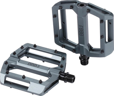 Bbb cycling mtb pedalen - enigma - platformpedalen met grip pinnen afgedichte lagers - mountainbike fietspedalen - grijs - 100 x 100 mm - bpd-38