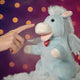 Trudi - puppets handpop pegasus 27 cm - handgemaakt in italie - zacht pluche - knuffeldier voor jongens en meisjes - blauw - 18x27x19 cm maat s