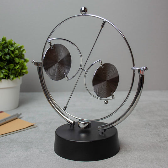 Red5 gadgets perpetuum mobile - decoratief beeld of figuur - perpetual motion- chrome effect - kantoordecoratie - natuurkunde