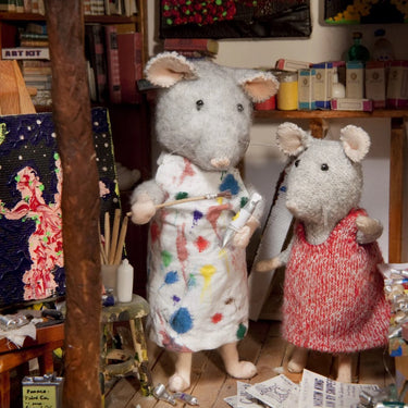 Het muizenhuis knuffelmuis kunstenaar - pop schilder 12 cm speelgoed.