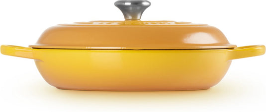Le creuset braadpan signature campagnard nectar – ø 30 cm 3,5 liter – brede, lage stoofpan – in honinggele nectar tint – ideaal voor risotto, groenten of roerbak – geschikt voor inductie, oven, bbq – authentiek frans design