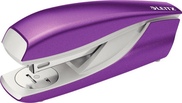 Leitz wow nietmachine - nietcapaciteit van 30 vel - inclusief nietjes - ideaal voor thuiskantoor - metallic paars