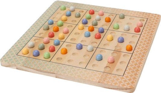 Koopman houten bordspel sudoku denkspel met gekleurde balletjes puzzel.
